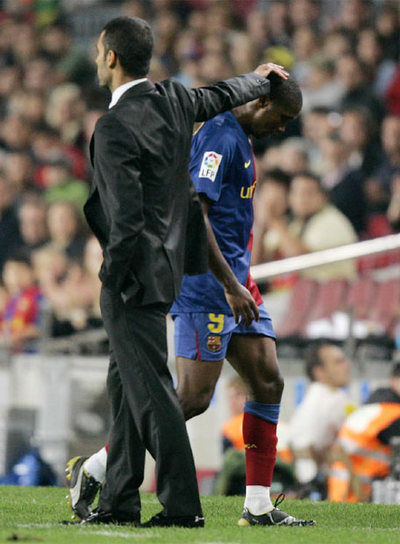 Guardiola acaricia a Eto'o tras sustituirle.