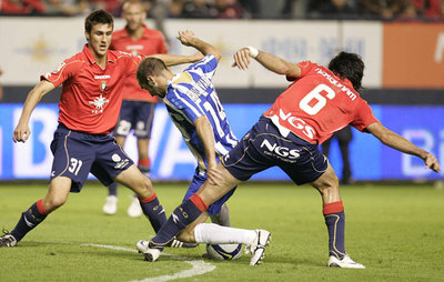 Dos jugadores de Osasuna cierran el paso a Pablo Álvarez.
