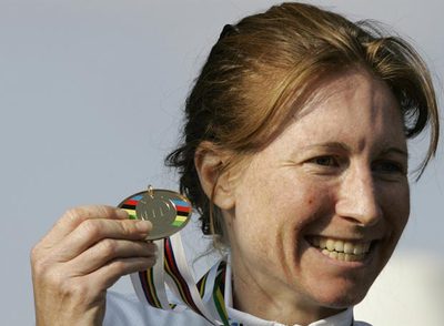 Amber Neben, ayer, muestra el oro conseguido en Varese.