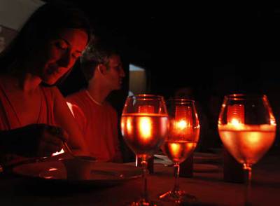 Una mujer degusta uno de los platos en la  Cena a oscuras , en el restaurante Diablo Mundo.