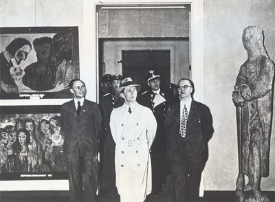 Goebbels, con gabardina, visita una muestra dedicada por el nazismo al  arte degenerado,  donde se expusieron 48 pinturas de Nolde. Entre ellas,  El Cristo y la pecadora  y  Las vírgenes locas y las vírgenes prudentes  (izquierda).