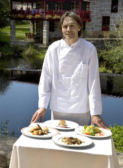 El restaurador Ángel Rodríguez, en la terraza de su restaurante de Allariz.