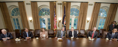 El presidente George Bush (centro) preside la reunión con miembros de los dos partidos en el Congreso, entre ellos Barack Obama (primero a la derecha) y John McCain (primero a la izquierda).