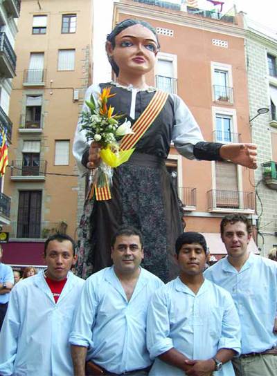 Cuatro miembros de la  colla  ya disuelta con una  geganta .