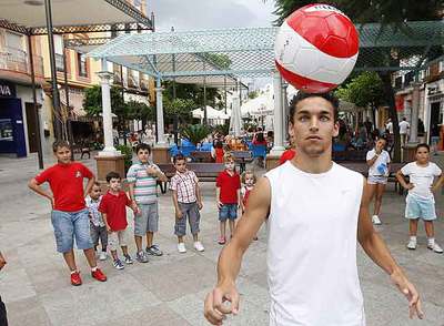 Navas controla el balón por las calles de Sevilla.