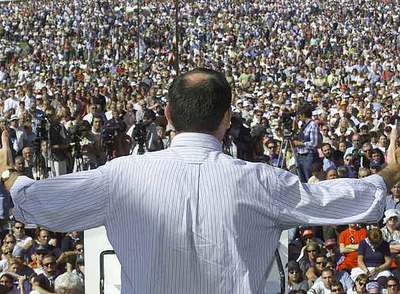 El  lehendakari  Ibarretxe se dirige a los simpatizantes del PNV en el Alderdi Eguna del pasado año.
