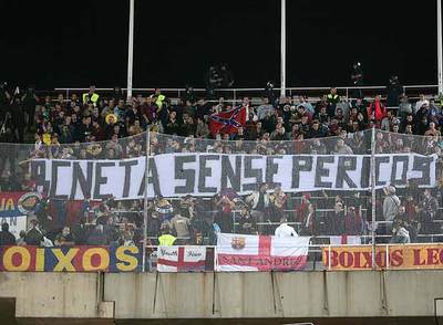 Los Boixos Nois despliegan una pancarta contra los aficionados del Espanyol en Montjuïc.