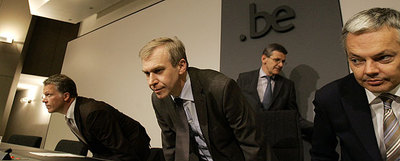 El jefe de Fortis, Filip Dierckx, tras el primer ministro belga, Yves Leterme (en el centro) y los ministros holandés (izquierda) y belga de Finanzas.