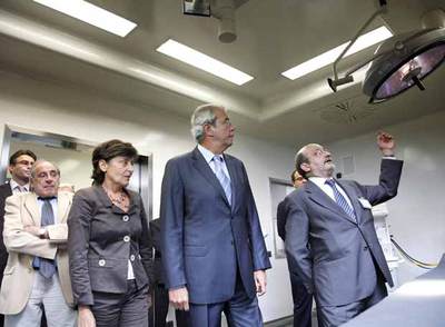 Touriño, la conselleira de Sanidade y altos cargos del Sergas, ayer en el hospital de Vigo.