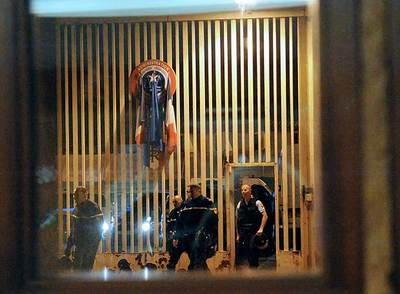 Gendarmes franceses salen de la cárcel de Varces-Grenoble.