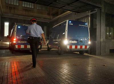 Los  boixos  son trasladados ayer a prisión en furgonetas.