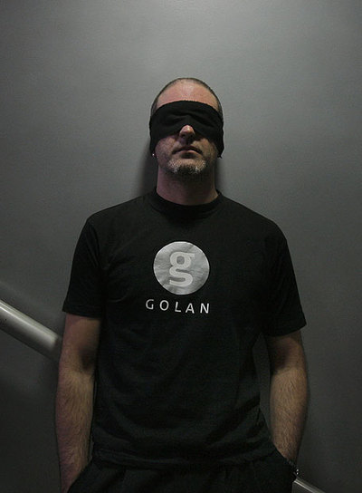 López, con los ojos vendados, tal y como le pide a su público.