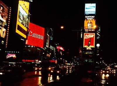 Carteles luminosos en Times Square de Nueva York.