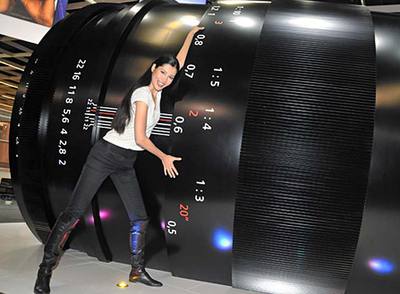 Un reclamo ferial de los objetivos Zeiis.