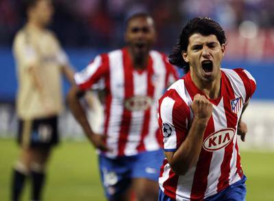 Agüero celebra su gol, el primero del Atlético al Marsella.