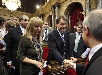 El presidente de la Generalitat, José Montilla, y Artur Mas se saludan tras el acuerdo sobre financiación en el Parlamento.
