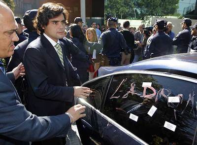 Güemes entraba el martes en su coche con una pintada en el cristal.
