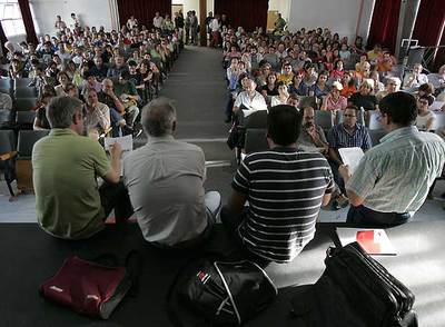 Profesores de Ciudadanía y directores de instituto, durante la asamblea celebrada ayer en Alicante.