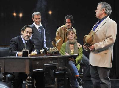 Ensayo de  Noviembre , de David Mamet, con Santiago Ramos, Cipriano Lodosa, Rodrigo Poisón, Ana Labordeta y Jesús Alcaide (de izquierda a derecha).