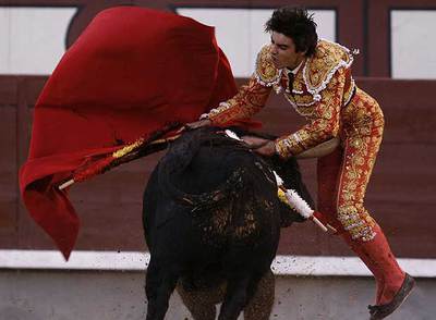 Miguel Ángel Perera resulta cogido al entrar a matar al segundo toro de la tarde ayer en Madrid.