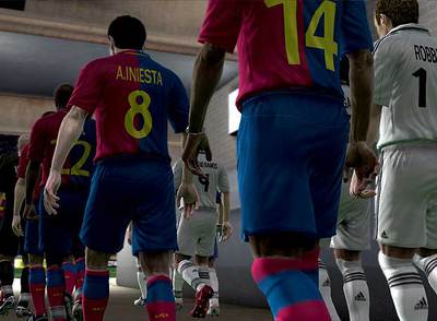 Recreación de un Madrid-Barcelona en  FIFA 09,  que salió ayer a la venta.