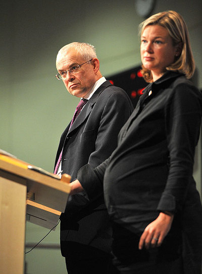 El comisario europeo de Trabajo, Vladimir Spidla, y la portavoz Katharina von Schnurbein, ayer en Bruselas.