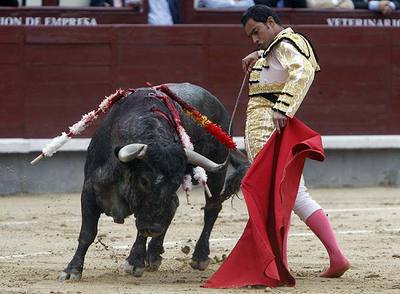 Luis Bolívar en el primer toro de su lote.