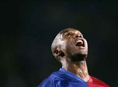 Eto'o celebra uno de sus dos goles al Atlético.