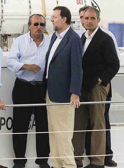 El presidente de la Diputación de Castellón, con Mariano Rajoy, líder del Partido Popular, y Francisco Camps, presidente de la Generalitat, en una imagen del mes de julio.rnFoto: Ángel Sánchez