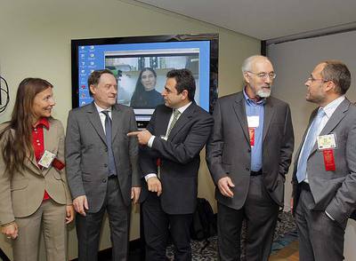 De izquierda a derecha, Stefanie Himoff, el consejero de  Le Monde  Jean-François Fogel, los periodistas Lourival Sant'Anna y Francis Pisani y el profesor Klaus Meier y en la pantalla la  bloguera  Yoani Sánchez.