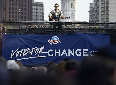 Bruce Springsteen durante su actuación para apoyar la candidatura del senador Barack Obama el sábado en Filadelfia.