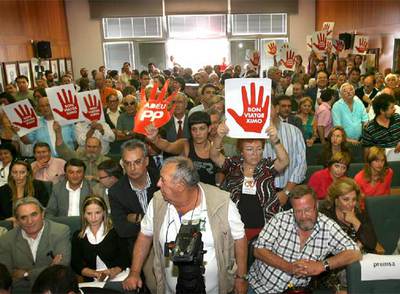 Algunos asistentes al pleno recordaron con carteles al nuevo alcalde de Calp, Ximo Tur, que el Bloc hizo campaña contra el PP.