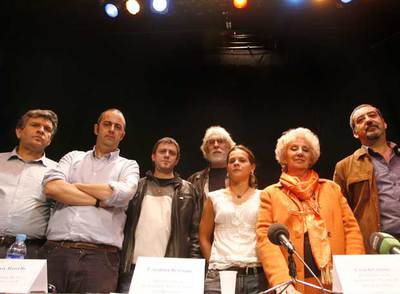 La presidenta de Abuelas de la Plaza de Mayo, Estela B. de Carlotto (en primer plano), presenta el ciclo teatral  Niños perdidos .