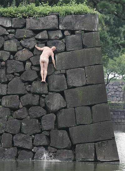 Caza en Japón al turista desnudo