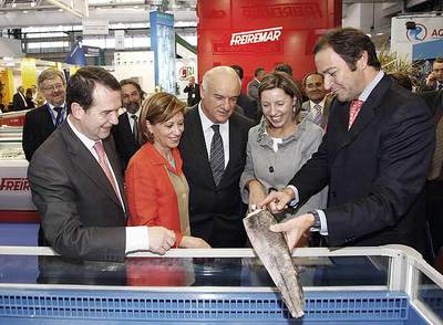 El comisario de Pesca, Joe Borg, flanqueado por la ministra Elena Espinosa y la conselleira Carmen Gallego, ayer en Conxemar.