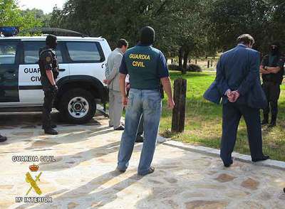 Agentes de la Guardia Civil vigilan a dos de los detenidos durante una boda, presuntos narcotraficantes.