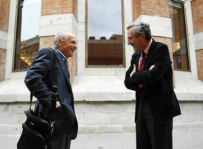 Antonio López, a la izquierda, y Rafael Moneo conversan junto al ábside del Museo del Prado antes de su conferencia.