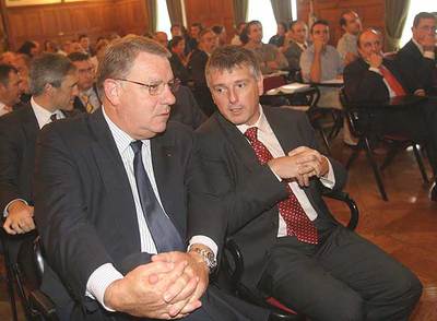 Xabier de Irala (a la izquierda) y Xabier Iturbe, en los cursos de verano de la UPV, el pasado agosto.