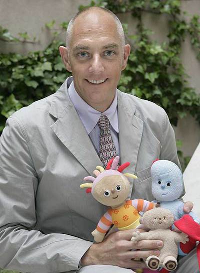 Andrew Davenport, con los personajes de  El jardín de los sueños. 