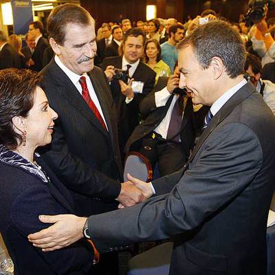 Zapatero saluda a Fox y a su esposa en la clausura de la  cumbre. 