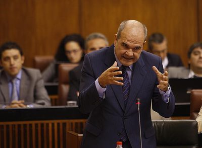 El presidente Manuel Chaves responde desde su escaño del Parlamento al presidente del PP, Javier Arenas.