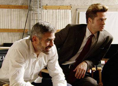 George Clooney (izquierda) y Brad Pitt, en un descanso del rodaje de  Quemar después de leer. 