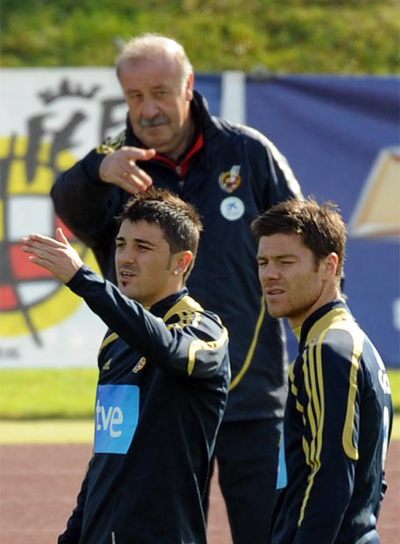 Villa, a la izquierda, y Xabi Alonso en un entrenamiento. Detrás, el seleccionador, Vicente del Bosque.
