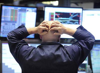 Un  broker  observa ayer el desplome de las cotizaciones en la Bolsa de Nueva York.