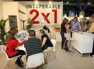Caseta de la inmobiliaria que ofrece un  dos por uno  en el salón de Málaga.
