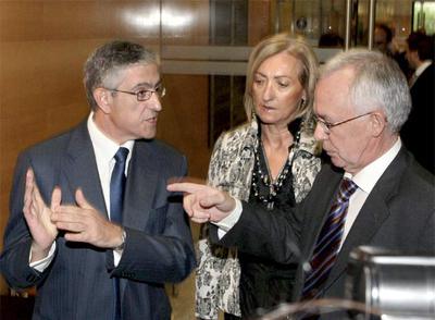 Fernando Ruiz Piñeiro (izquierda), presidente del Tribunal Superior vasco, habla con Joseba Azkarraga.