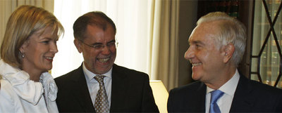 El ministro Fernández Bermejo, entre Gabriela Bravo y Carlos Dívar, la portavoz y el presidente del Poder Judicial, ayer.
