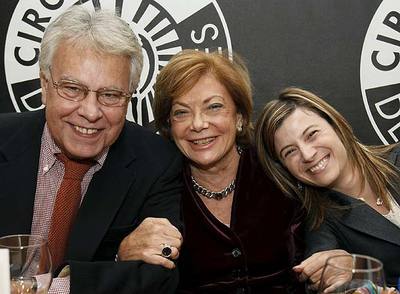 El ex presidente Felipe González, junto a Amparo Rubiales, autora del libro  Una mujer de mujeres , y Bibiana Aído, ministra de Igualdad.