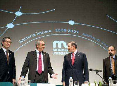 El  lehendakari  Ibarretxe (segundo por la derecha) conversaba ayer con Iosu Zabala, rector de Mondragon Unibertsitatea, en la apertura del curso en presencia del diputado general de Guipúzcoa, Markel Olano (a la izquierda), y el consejero de Educación, Tontxu Campos.