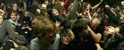  Zalguiris (2006), instalación audiovisual del artista lituano Ugnius Gelguda sobre las estrategias para la construcción de una identidad colectiva.